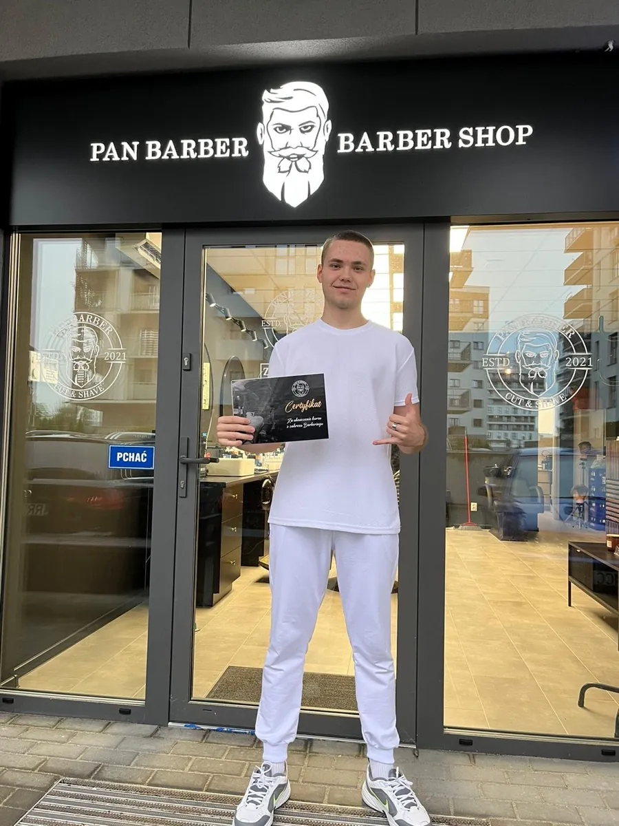Absolwenci Pan Barber w trakcie strzyżenia